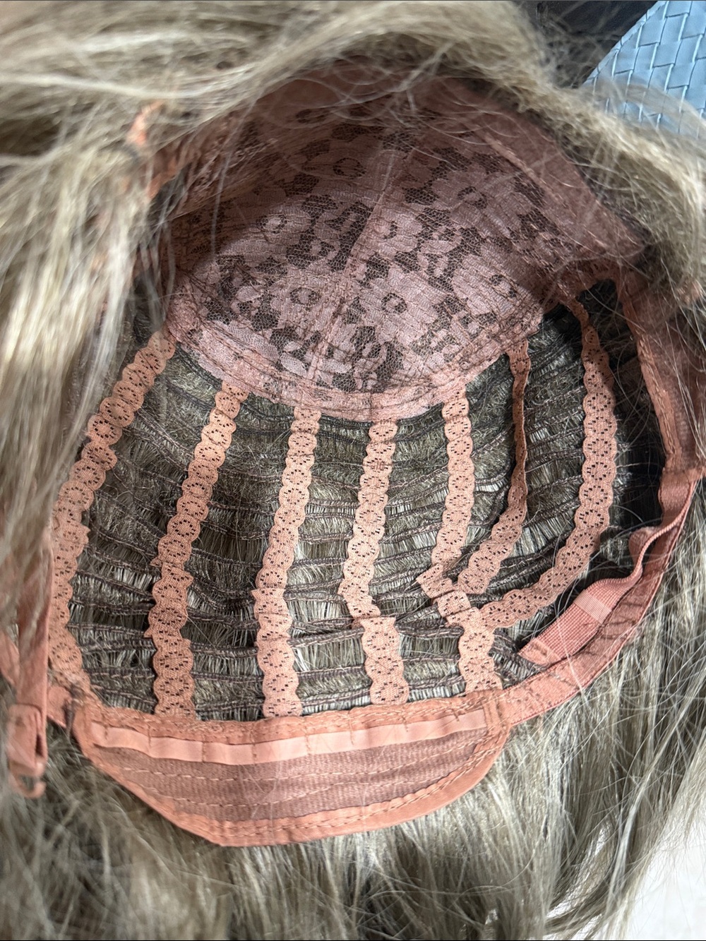 Stylish Medium Layered Women's Wig in Ash Blonde/Frosted - Picture 8 of 11